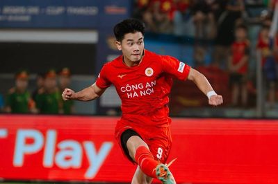 Đình Bắc chấn thương, phải nhờ nhân viên y tế dìu khỏi sân
