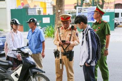 Hà Nội: Phòng ngừa vi phạm từ cổng trường