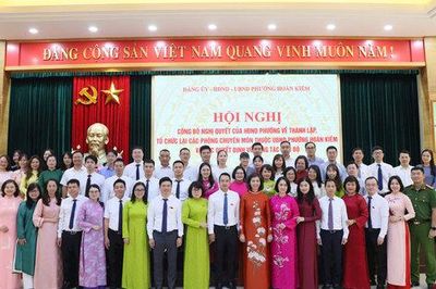 Hoàn Kiếm: Công bố quyết định về tổ chức bộ máy và công tác cán bộ các phòng chuyên môn thuộc UBND