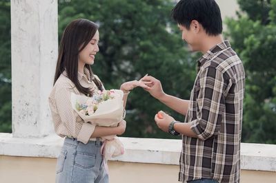 Khánh (Tô Dũng) cầu hôn Phương (Minh Thu) nhưng đó chỉ là giấc mơ