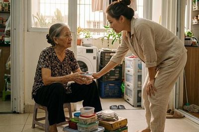 Đón mẹ chồng lên chung cư sống, những chiếc hộp nhựa cũ khiến tôi chạnh lòng