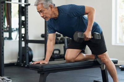 Chuỗi bài tập 15 phút với tạ hỗ trợ tăng cường sức mạnh tuổi 60