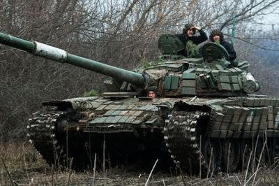 Xe tăng T-72 Ukraine lĩnh trọn đòn chớp nhoáng từ UAV Lancet Nga