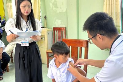 Vượt sóng mang vắc xin đến với trẻ em xã đảo Vĩnh Thực