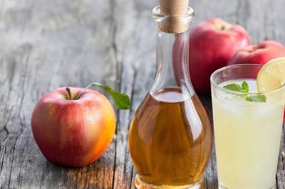 Nên uống nước chanh hay giấm táo để giảm cân?