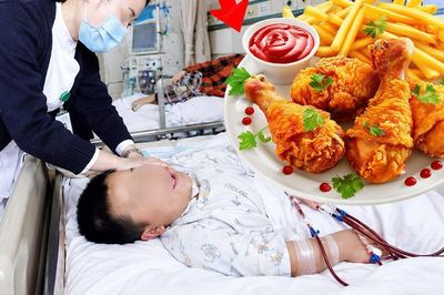 Cậu bé 8 tuổi suy thận do ăn gà rán, uống trà sữa thay nước lọc