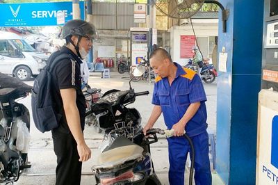 Giá xăng, dầu tăng giảm đan xen, xăng E10 lên 28.254 đồng/lít