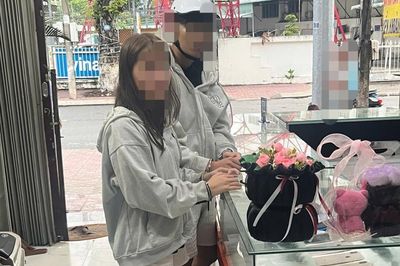 Thiếu nợ, 4 người bàn nhau cướp điện thoại tại cửa hàng