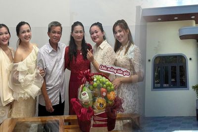 Bố mẹ sống trong căn nhà xuống cấp, 5 chị em gái góp 1 tỷ xây mới
