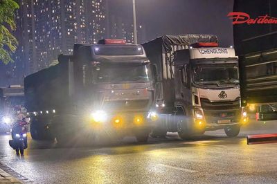 Hà Nội xử lý xe tải 'độ' đèn trợ sáng, chở vật liệu xây dựng rơi vãi