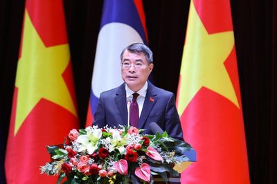 Việt Nam - Lào trao 17 văn kiện đầu tư trị giá hàng tỷ USD