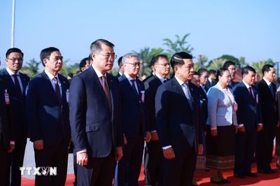 Thủ tướng Lê Minh Hưng và Thủ tướng Lào dâng hoa tưởng niệm các vị lãnh tụ hai nước
