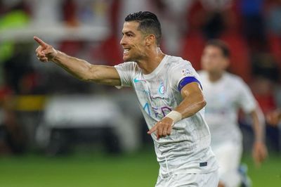 Cuộc chiến Ronaldo - Jorge Jesus đã vượt khỏi sân cỏ