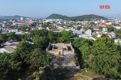 Lăng mộ Hoàng Thái hậu triều Nguyễn nằm 'ẩn mình' giữa khu dân cư