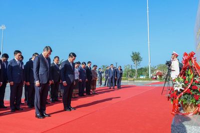 Hai Thủ tướng Việt Nam, Lào dâng hoa tưởng niệm Chủ tịch Hồ Chí Minh, Chủ tịch Kaysone Phomvihane, Chủ tịch Souphanouvong