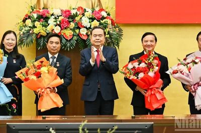 [Ảnh] Chủ tịch Quốc hội Trần Thanh Mẫn trao Huy hiệu 35 năm tuổi Đảng, tặng lãnh đạo Quốc hội