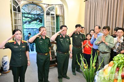 Đại tướng Nguyễn Trọng Nghĩa dâng hương tưởng nhớ Đại tướng Võ Nguyên Giáp