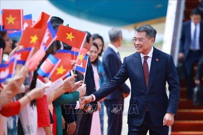 Thủ tướng Lê Minh Hưng đến thủ đô Phnom Penh, bắt đầu thăm chính thức Campuchia