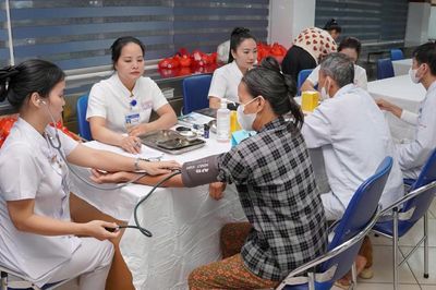 Chăm sóc người cao tuổi không chỉ dừng ở điều trị bệnh