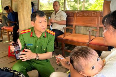 Công an xã Dục Nông giúp người dân nâng cao kỹ năng số
