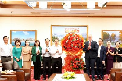 Chủ tịch UBND TP Đà Nẵng thăm và chúc mừng doanh nghiệp nhân Ngày Doanh nhân Việt Nam