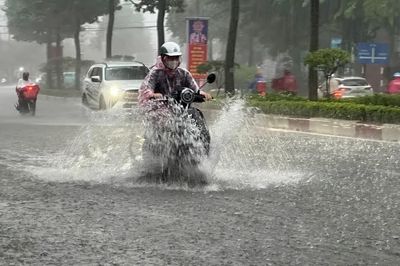 TPHCM: Mưa lớn tiếp diễn, triều cường có thể trên báo động 3