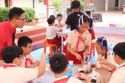 Học sinh lớp 5 ứng dụng AI làm nến thơm ngay trong tiết khoa học
