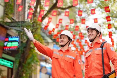 72 năm Giải phóng Thủ đô: Nhìn Hà Nội đổi thay từ điện
