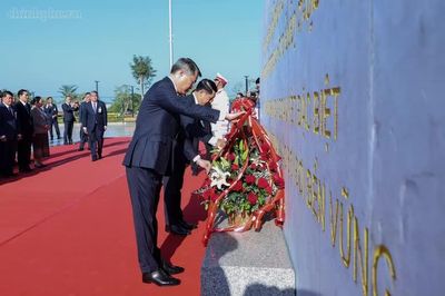 Hai Thủ tướng Việt Nam và Lào dâng hoa tại Công viên Hữu nghị Lào - Việt Nam