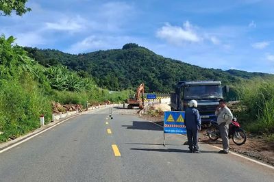 Mưa lớn gây sạt trượt, nứt đường trên Quốc lộ 28B