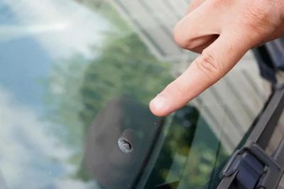 Có nên dùng keo siêu dính để sửa vết nứt trên kính lái ô tô không?