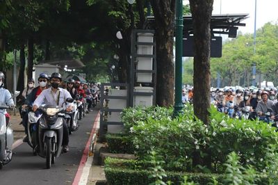 Cảnh khó tin ở làn riêng xe đạp đường Mai Chí Thọ giờ cao điểm
