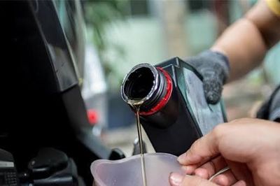Xe máy để vài tháng không đi, trước khi chạy lại có cần thay dầu nhớt không?