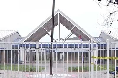 Học sinh 5 tuổi tử vong sau khi bị màn hình điện tử đổ trúng trong lớp