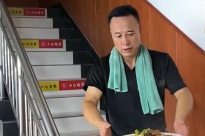 Đầu bếp U50 có ngoại hình giống tỷ phú Elon Musk, bán thịt nướng đắt hàng