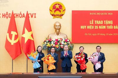 Chủ tịch Quốc hội trao Huy hiệu Đảng tặng lãnh đạo, nguyên lãnh đạo Quốc hội
