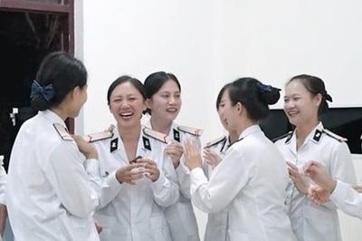 Văn Mai Hương công khai có bạn trai, tiết lộ đã yêu khoảng một năm