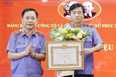 Trao Huy hiệu 35 năm tuổi Đảng tặng Đảng viên thuộc Đảng bộ Viện Phúc thẩm 1