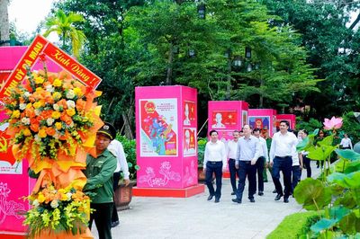 Đoàn đại biểu Tỉnh ủy Cà Mau dâng hoa, dâng hương tưởng niệm Chủ tịch Hồ Chí Minh tại Kim Liên
