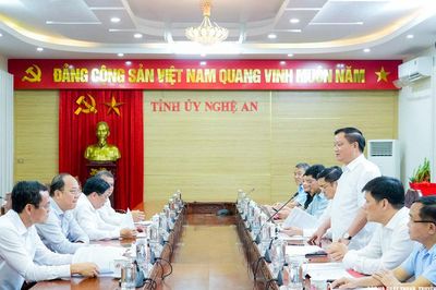 Lãnh đạo tỉnh Nghệ An và Cà Mau trao đổi định hướng hợp tác phát triển giữa hai địa phương