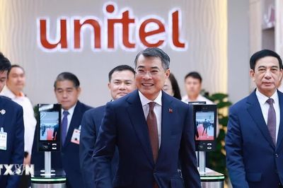 Thủ tướng Lê Minh Hưng thăm Công ty Lao Star Telecom