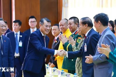 Thủ tướng Lê Minh Hưng gặp cộng đồng người Việt Nam tại Lào