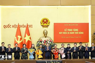 Lễ trao tặng Huy hiệu 35 năm tuổi Đảng cho lãnh đạo, nguyên lãnh đạo Quốc hội