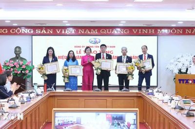 Đảng ủy TTXVN trao tặng Huy hiệu 40, 35 và 30 năm tuổi Đảng