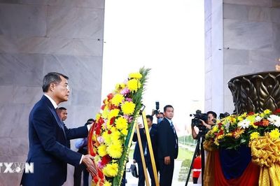Thủ tướng Lê Minh Hưng đặt vòng hoa tại Đài Độc lập, Đài tưởng niệm cố Quốc vương Norodom Sihanouk, Đài Hữu nghị Campuchia-Việt Nam