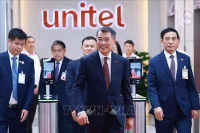 Thủ tướng Lê Minh Hưng thăm Công ty Lao Star Telecom