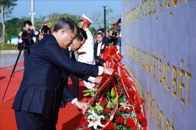 Thủ tướng Lê Minh Hưng và Thủ tướng Lào dâng hoa tưởng niệm các vị lãnh tụ hai nước