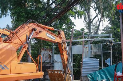 UBND phường Đại Mỗ tháo dỡ loạt nhà xưởng trái phép ven sông Nhuệ