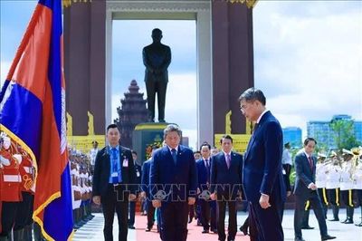 Thủ tướng Lê Minh Hưng đặt hoa tại Đài tưởng niệm cố Quốc vương Campuchia Norodom Sihanouk