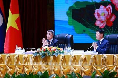 Việt Nam – Lào trao 17 văn kiện hợp tác tại hội nghị xúc tiến đầu tư